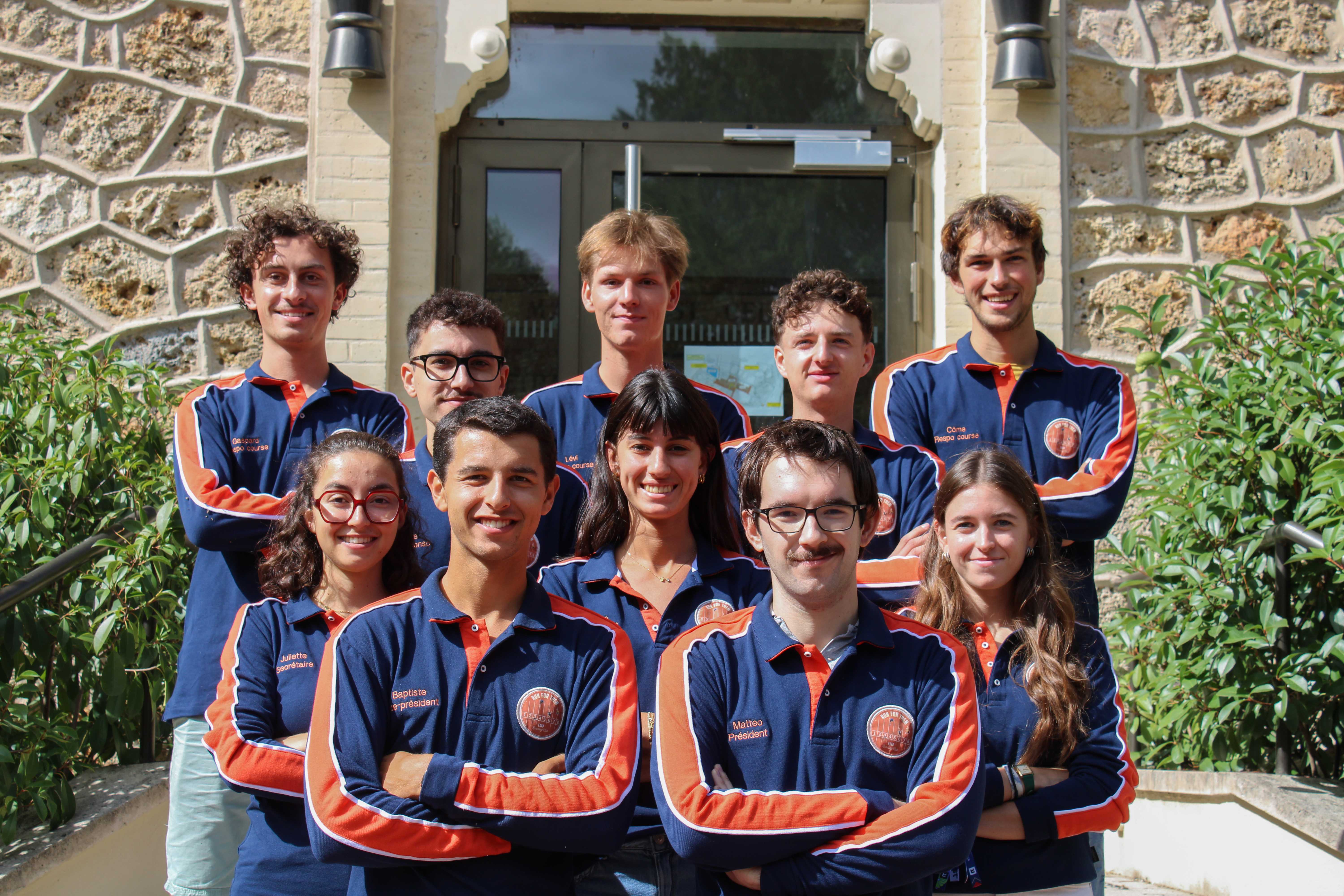 Les membres de l'association de Run For Them en polos de l’association